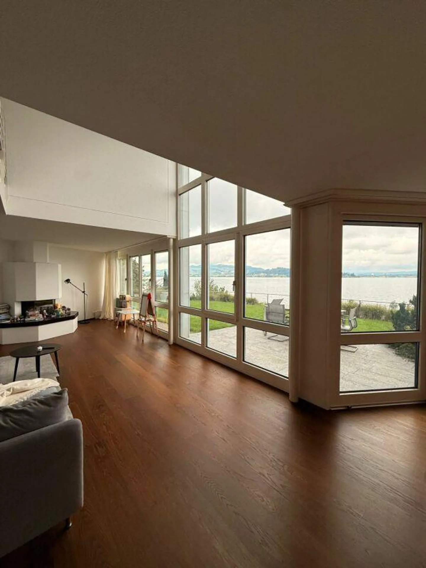 Casa a schiera angolare in una posizione privilegiata sulla pendice ovest con vista sul lago di Zugo - Foto 2 di 11