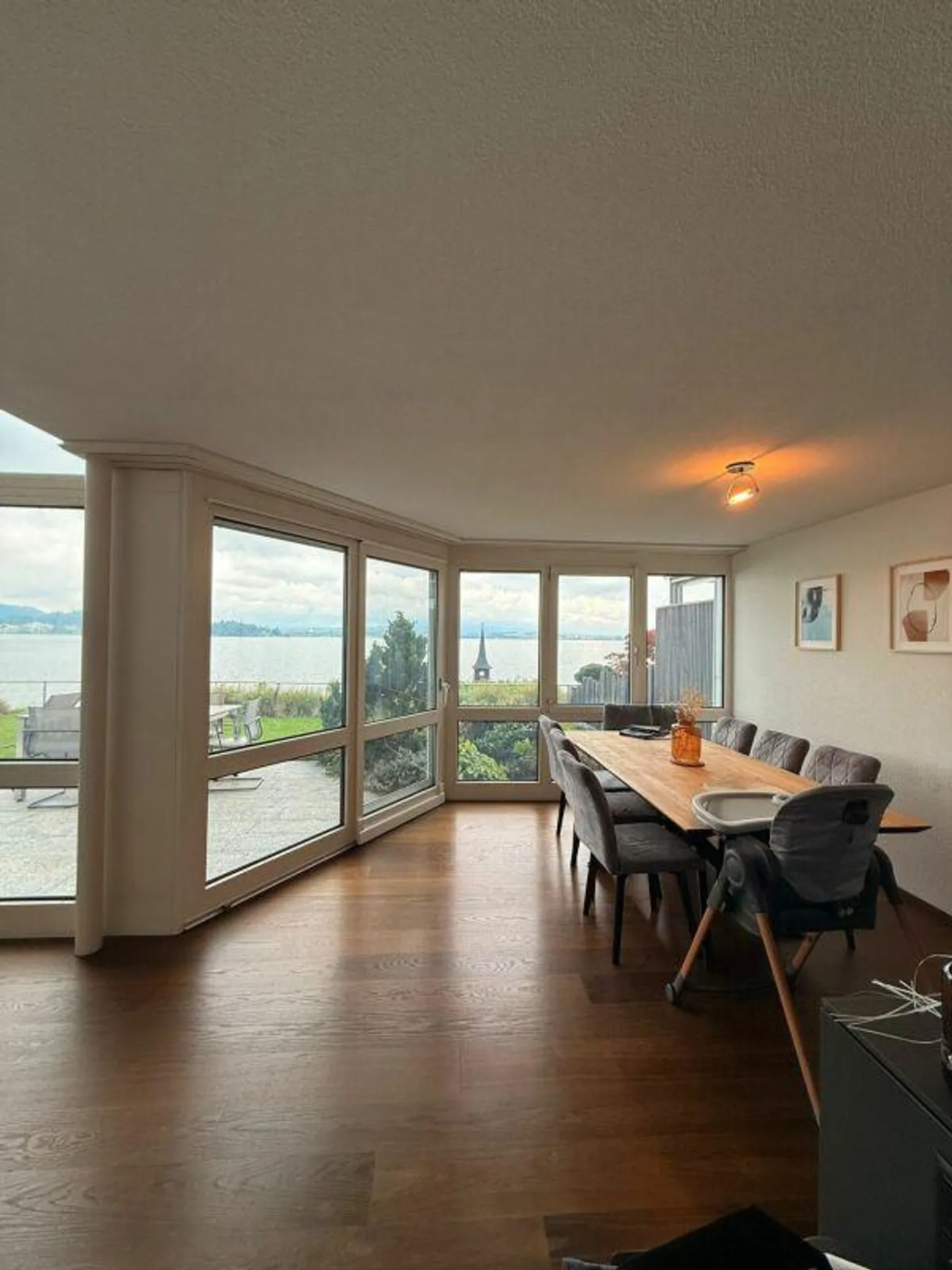Casa a schiera angolare in una posizione privilegiata sulla pendice ovest con vista sul lago di Zugo - Foto 3 di 11