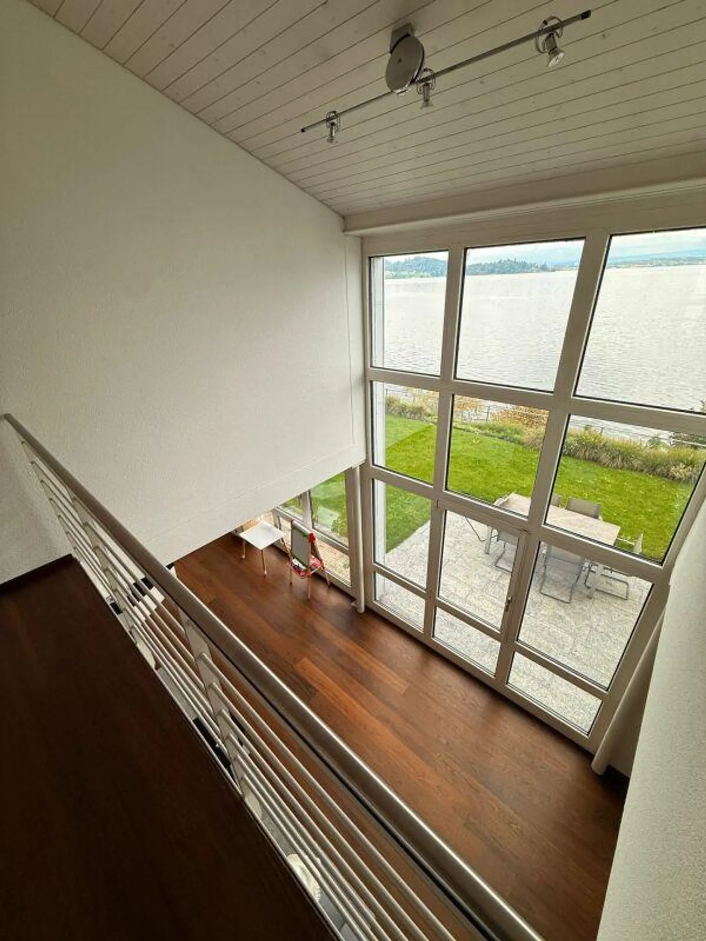 Casa a schiera angolare in una posizione privilegiata sulla pendice ovest con vista sul lago di Zugo - Foto 4 di 11
