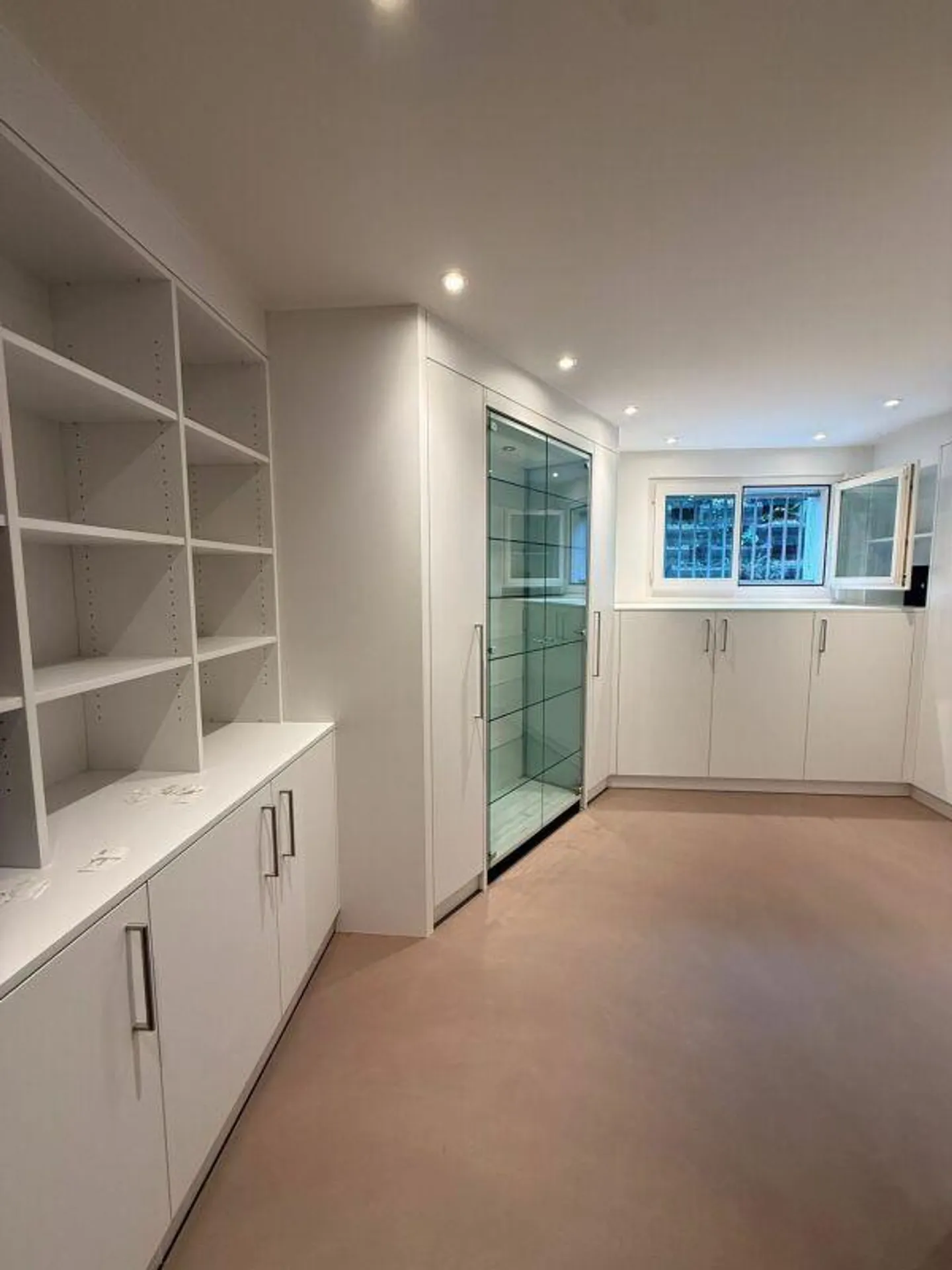 Casa a schiera angolare in una posizione privilegiata sulla pendice ovest con vista sul lago di Zugo - Foto 6 di 11