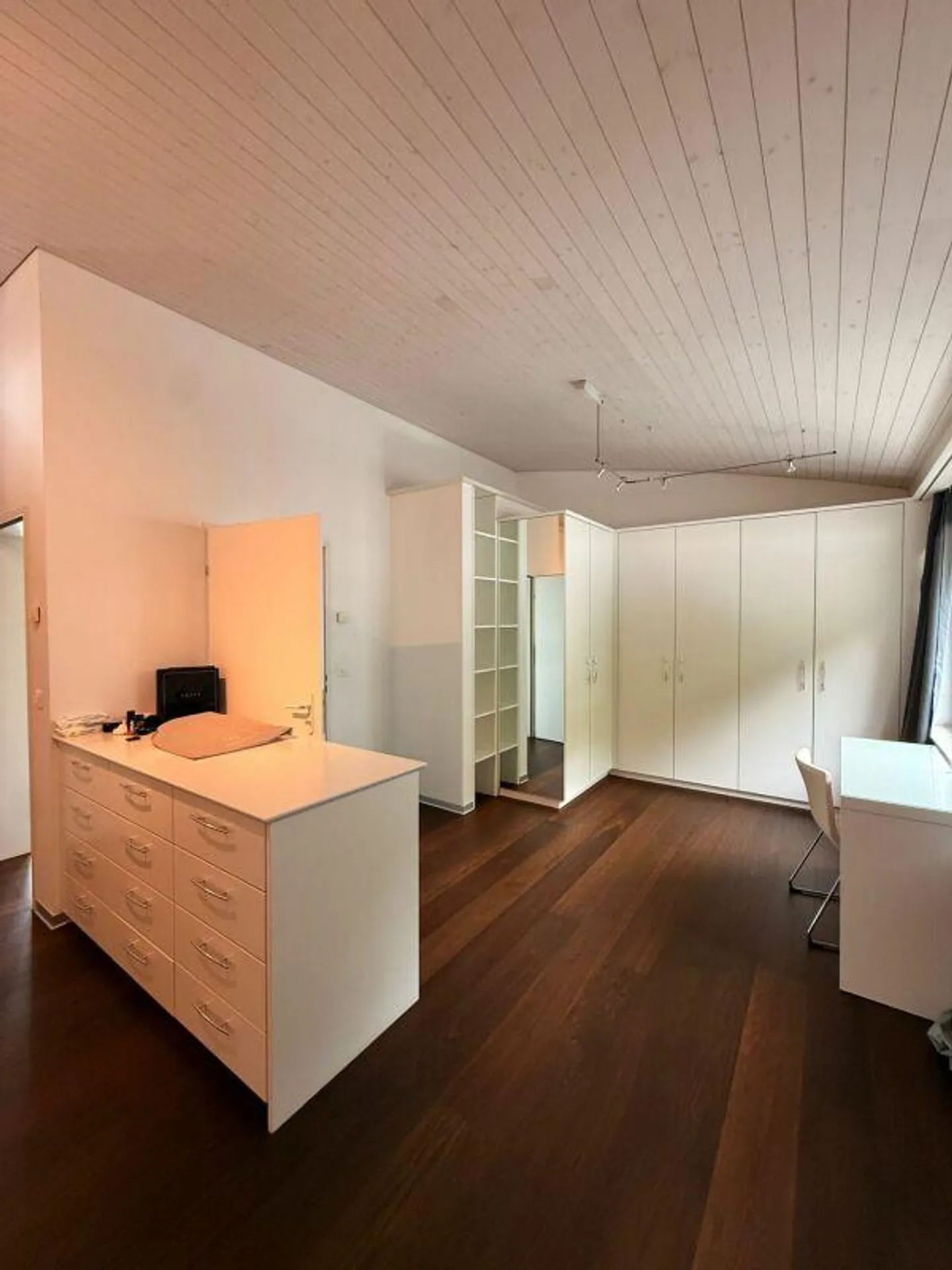 Casa a schiera angolare in una posizione privilegiata sulla pendice ovest con vista sul lago di Zugo - Foto 9 di 11