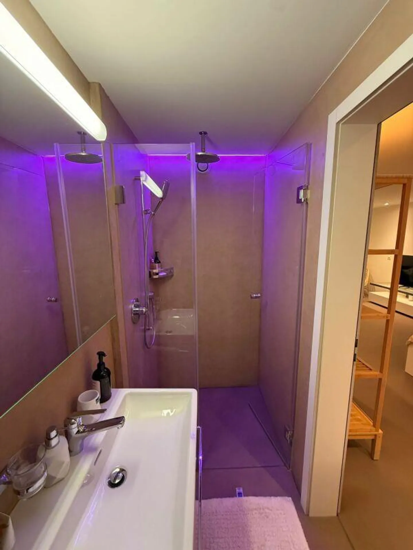 Casa a schiera angolare in una posizione privilegiata sulla pendice ovest con vista sul lago di Zugo - Foto 10 di 11