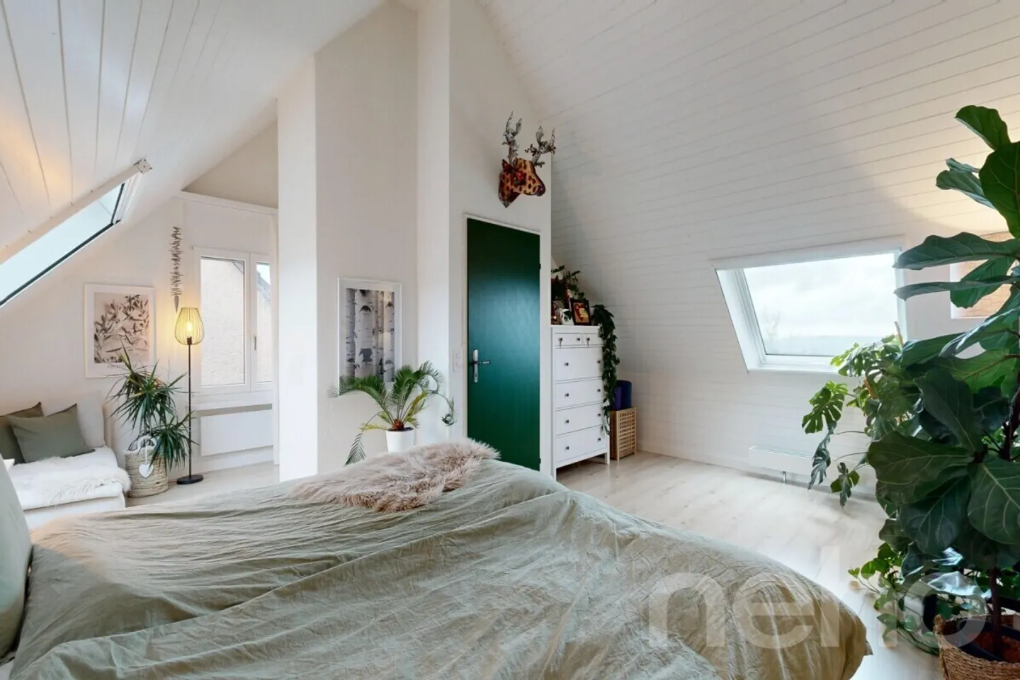 Renovated Corner Townhouse with Beautiful Garden - Photo 8 of 12