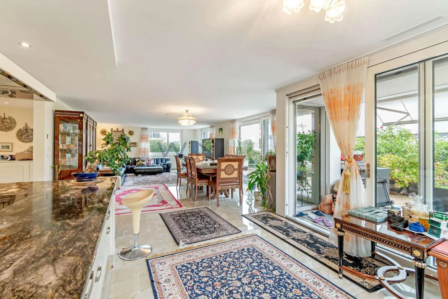 The Key to Happiness - Luxurious and Large Garden Apartment - Photo 3 of 12
