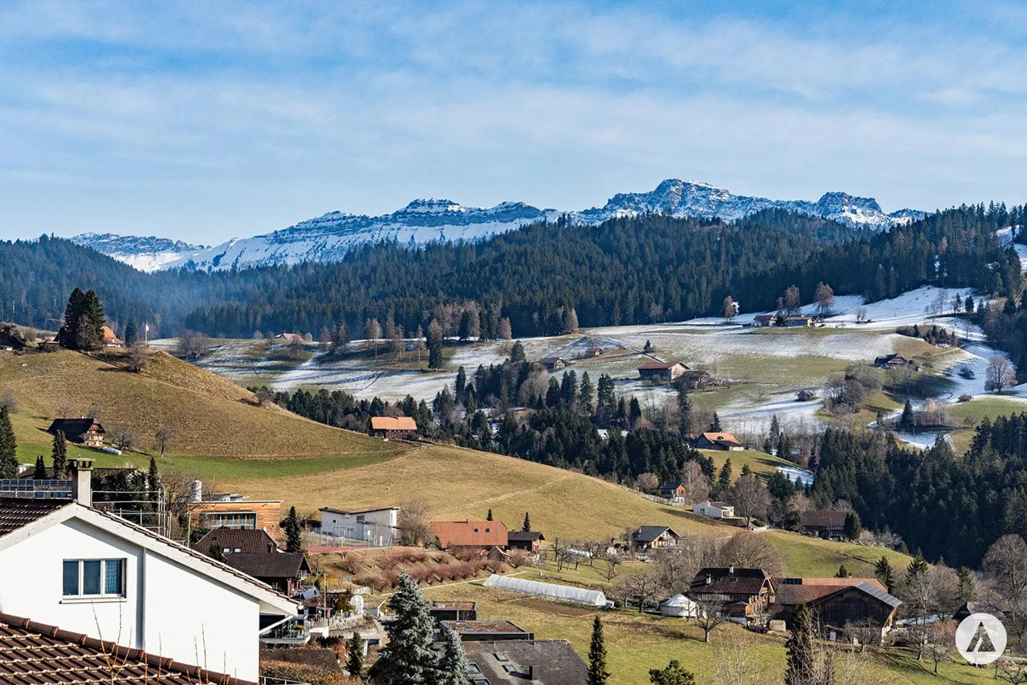 Entre la ville et la campagne sur la pente ensoleillée - Photo 2 sur 13