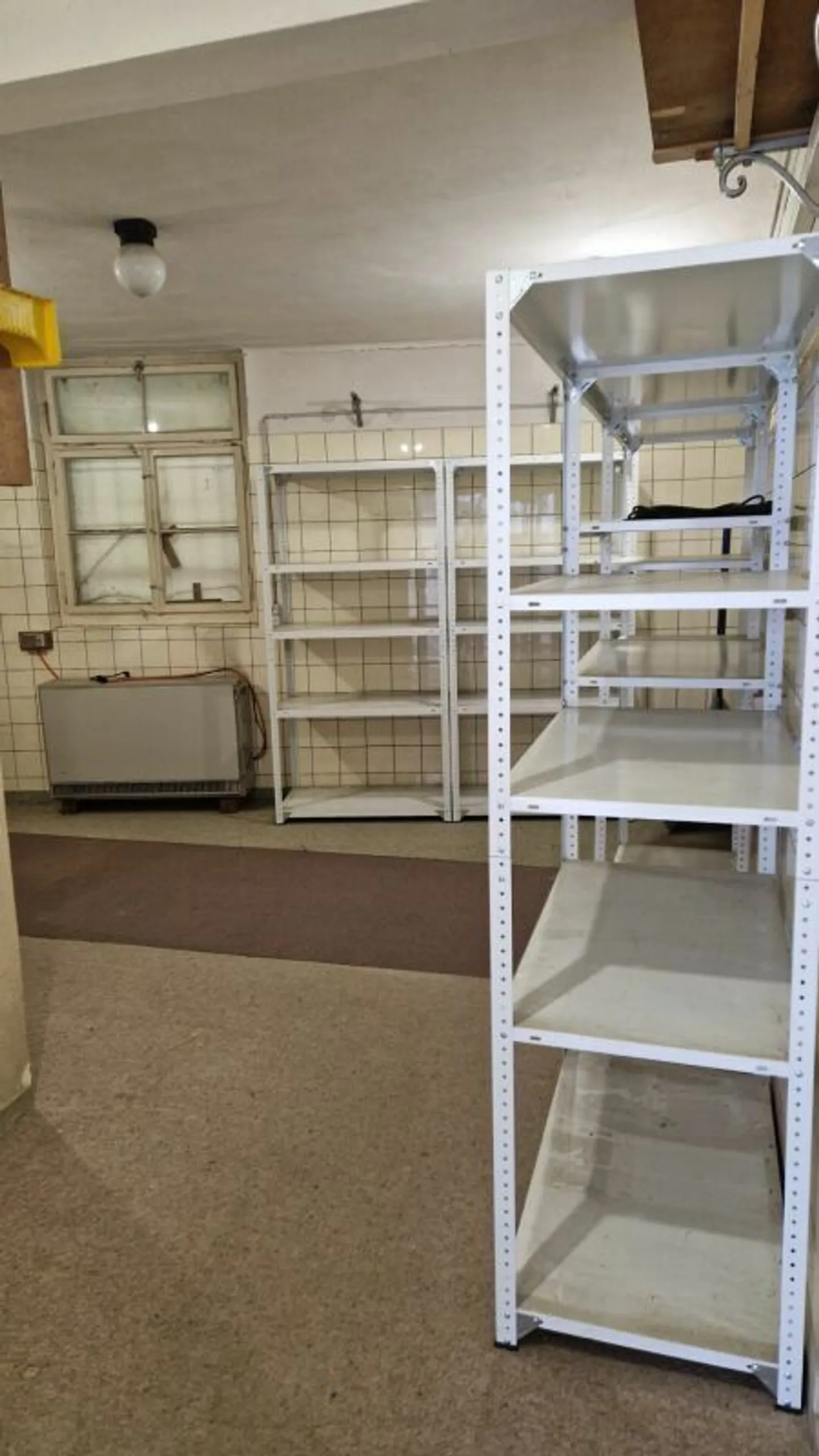 Spazio di stoccaggio e commerciale pratico - Foto 2 di 2