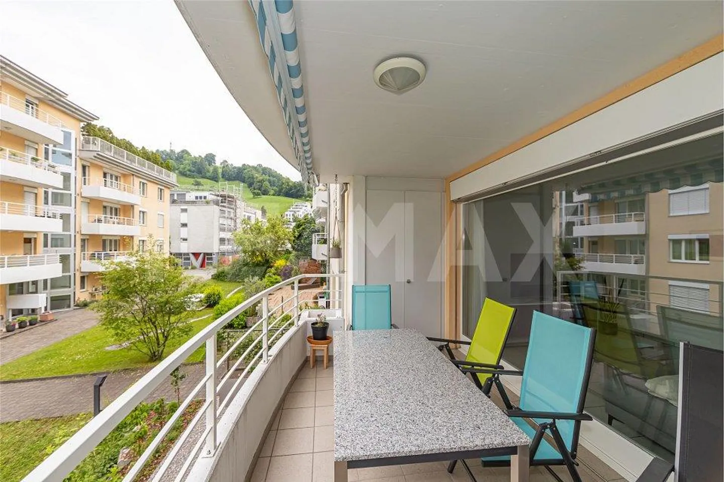 Bright, well-maintained 4.5-room apartment with 2 balconies, modern amenities & underground parking space - Photo 2 of 13