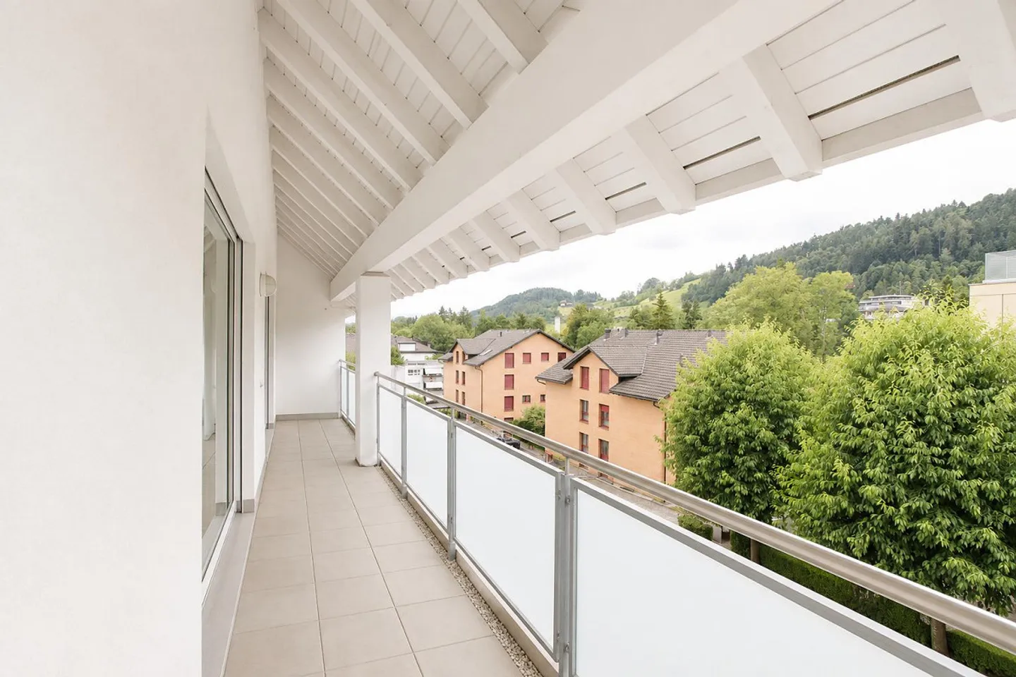 Grosszügige Dachwohnung in zentraler Lage - Foto 8 von 9