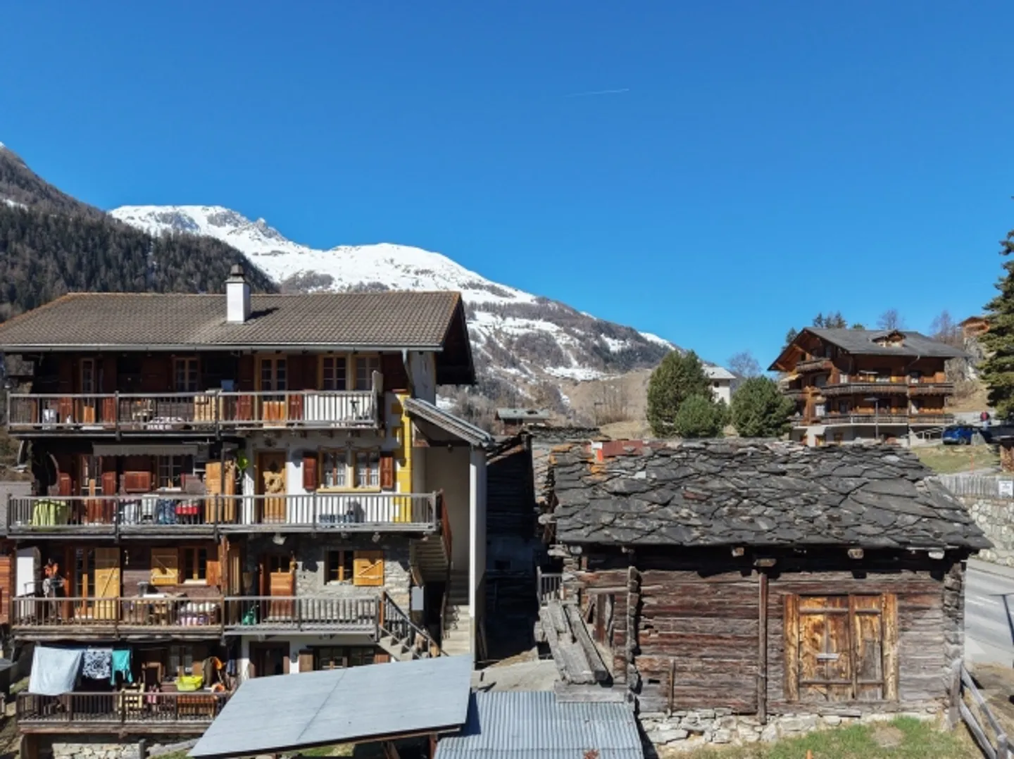 Barn for Renovation in the Center of the Old Village of Evolène - Photo 3 of 10