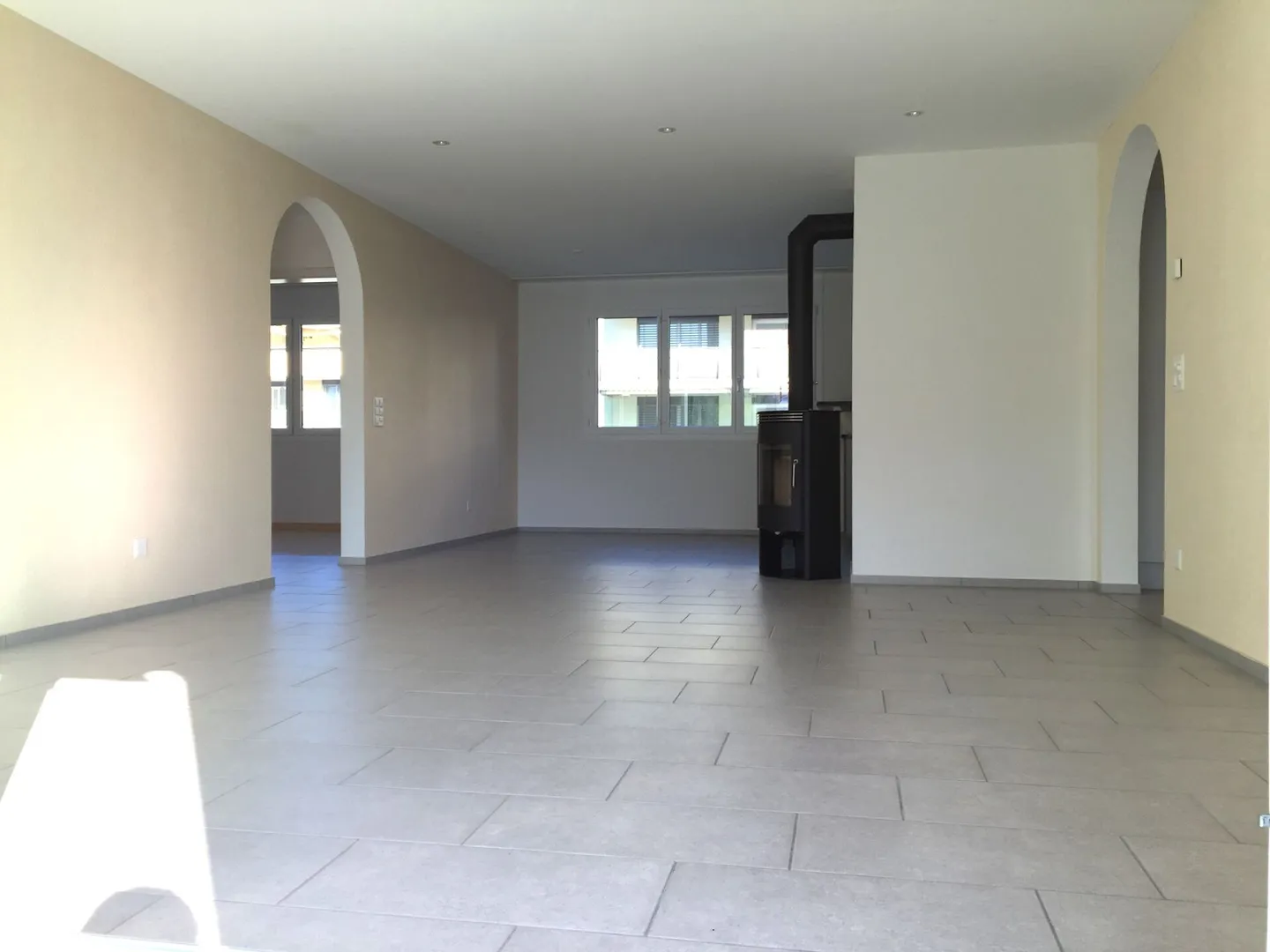 Luxuriöse 4.5-Zimmer Wohnung im 2. OG - Foto 3 von 10