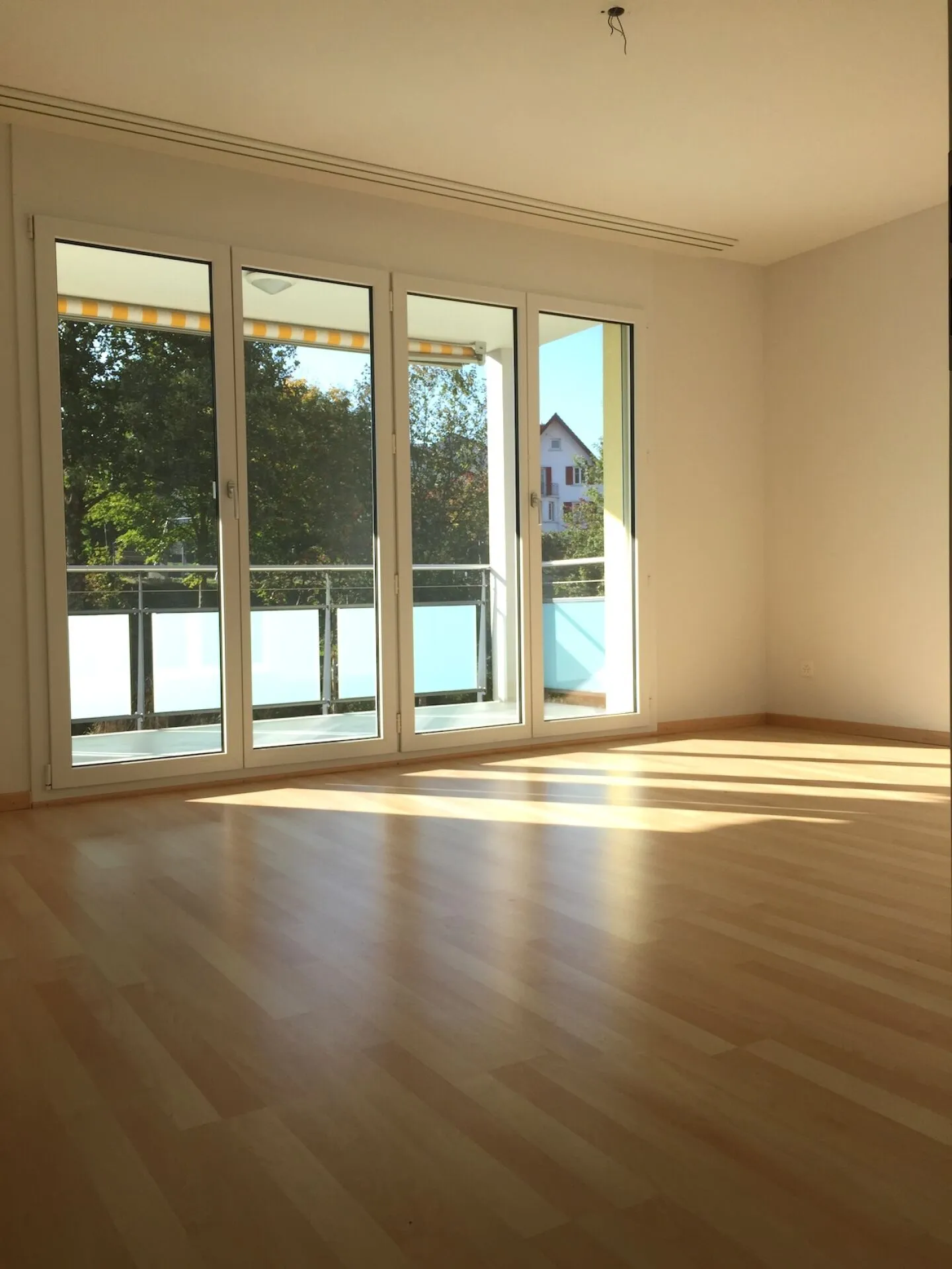 Luxuriöse 4.5-Zimmer Wohnung im 2. OG - Foto 4 von 10