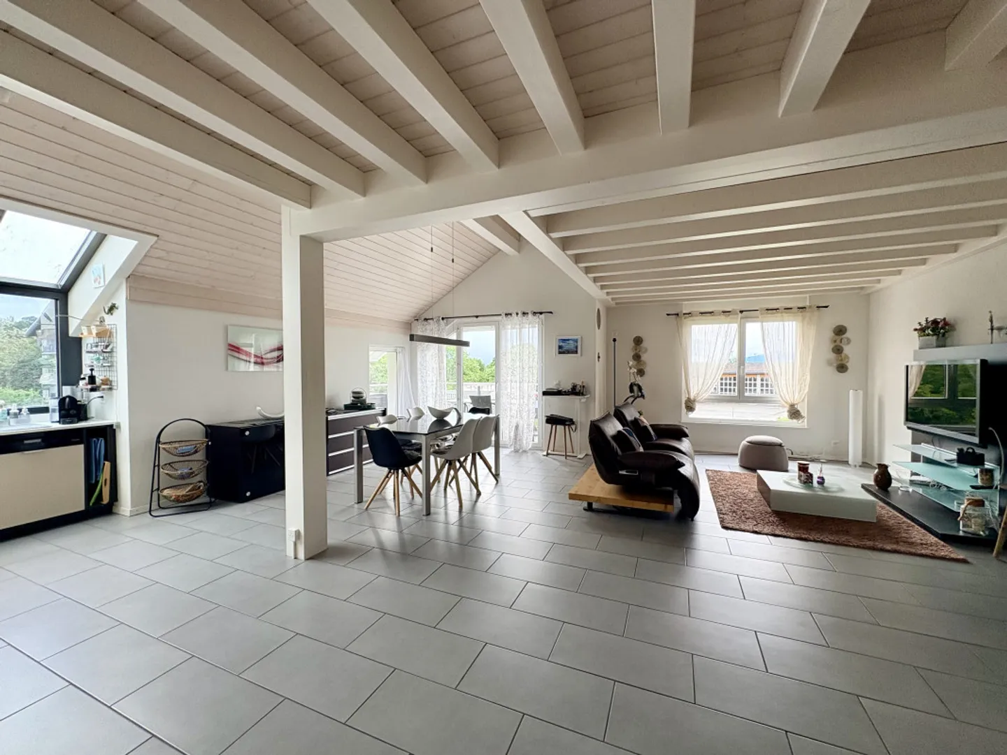 Magnificent, bright, high-end duplex of 4.5 rooms in the heart of Genolier - Photo 3 of 13