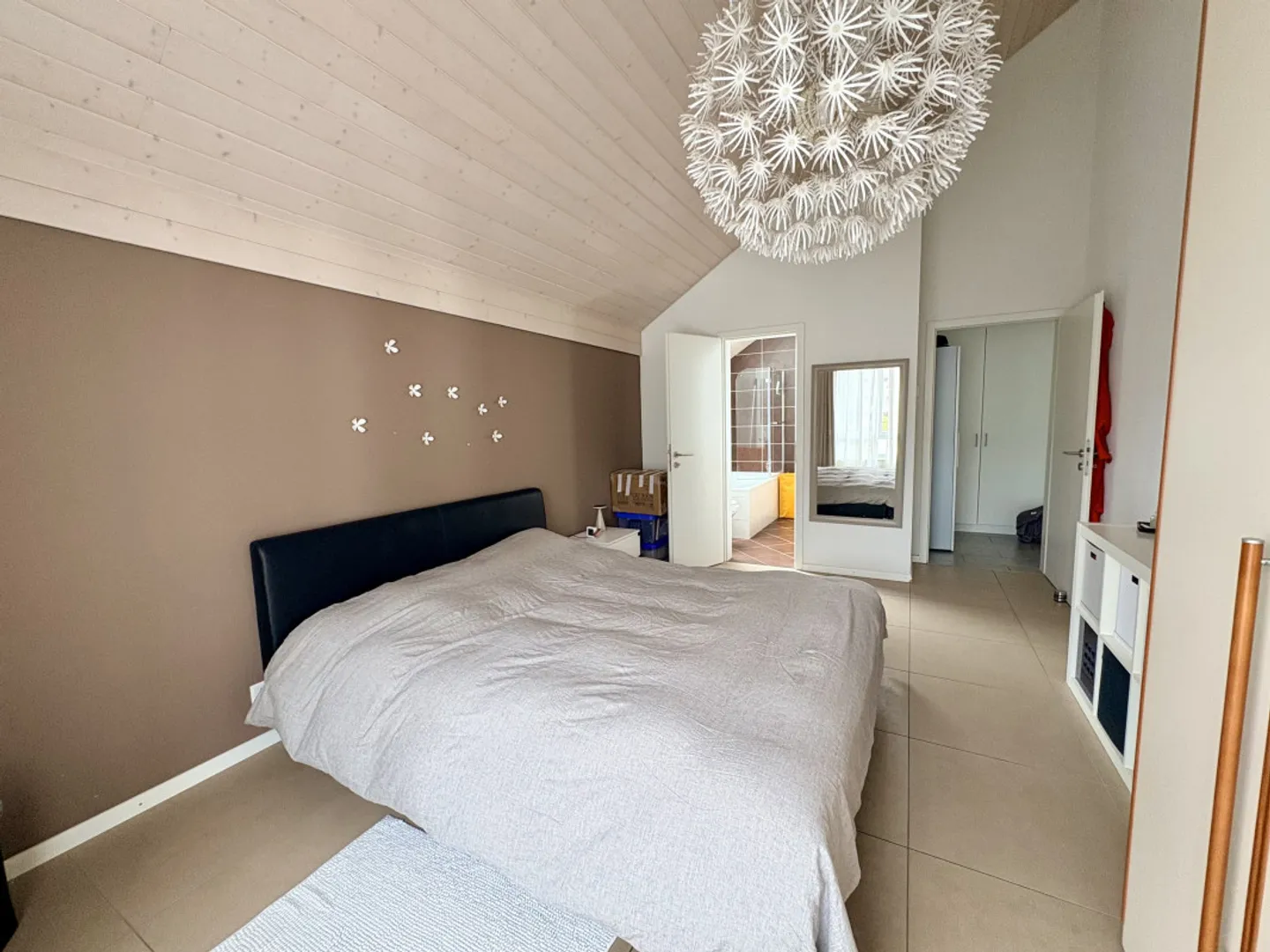 Magnificent, bright, high-end duplex of 4.5 rooms in the heart of Genolier - Photo 5 of 13