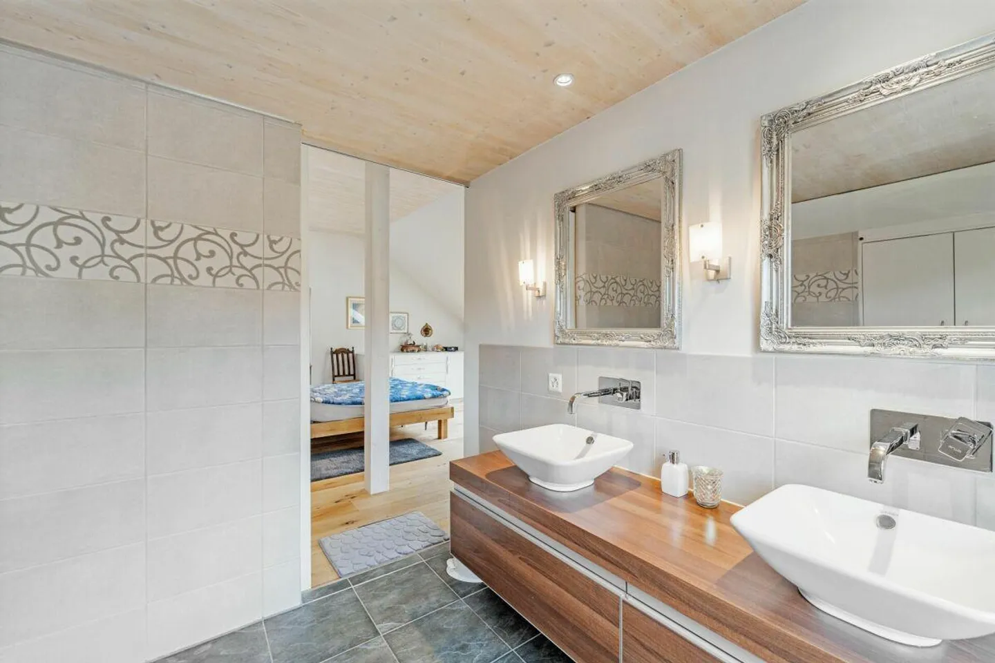 Detached single-family house with garden idyll and development potential - Photo 8 of 8