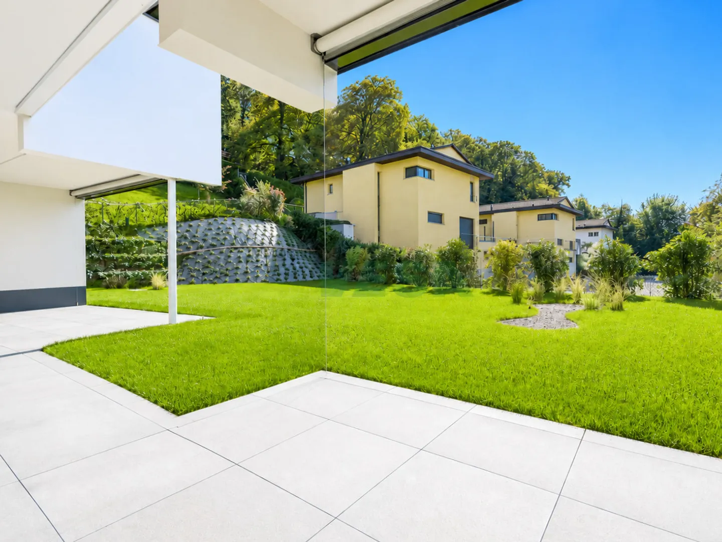 Bright 4.5-room apartment with terrace and beautiful private garden - Photo 1 of 11