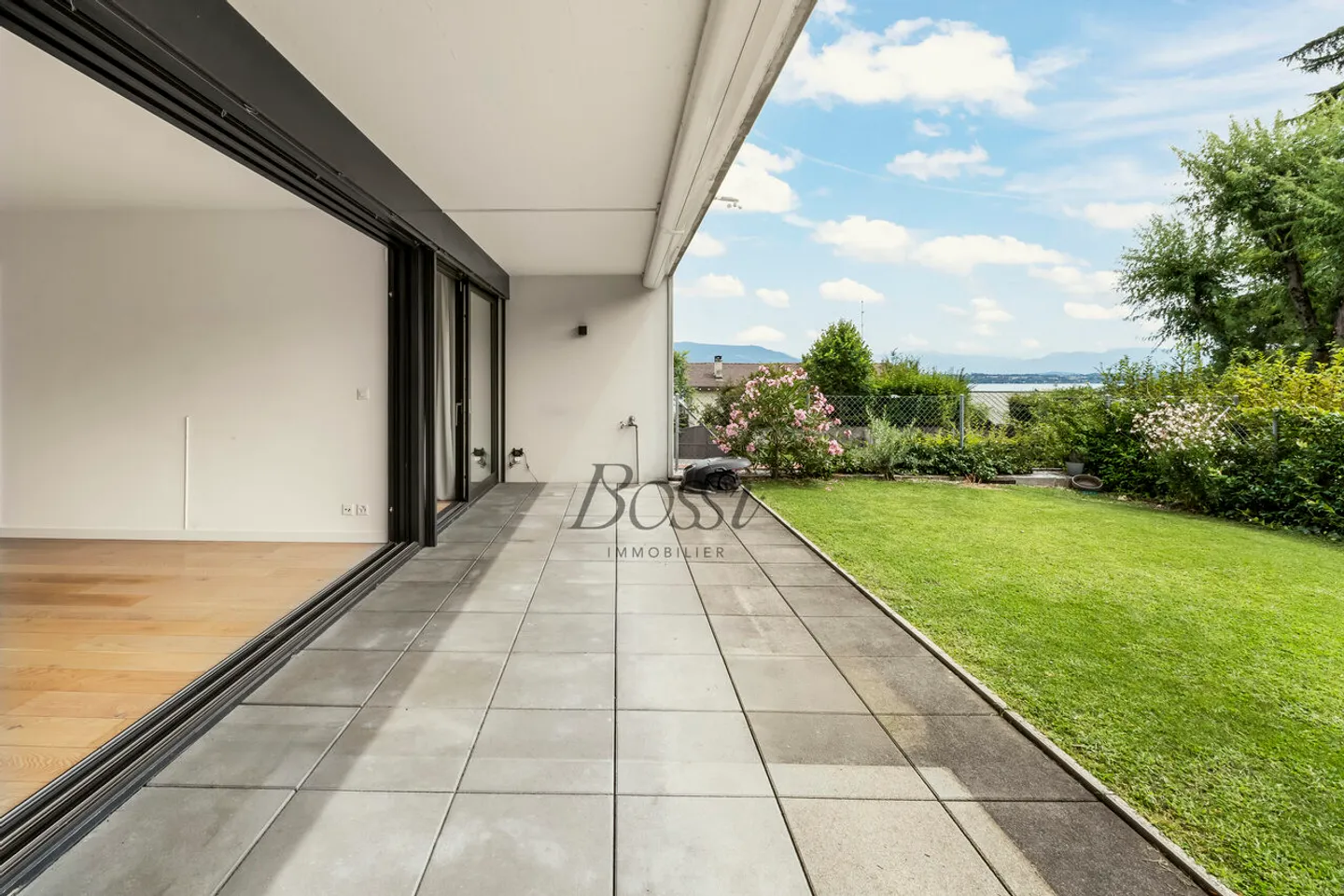 A 13 minuti dalla stazione di Coppet - Appartamento con giardino e vista lago - Foto 1 di 11