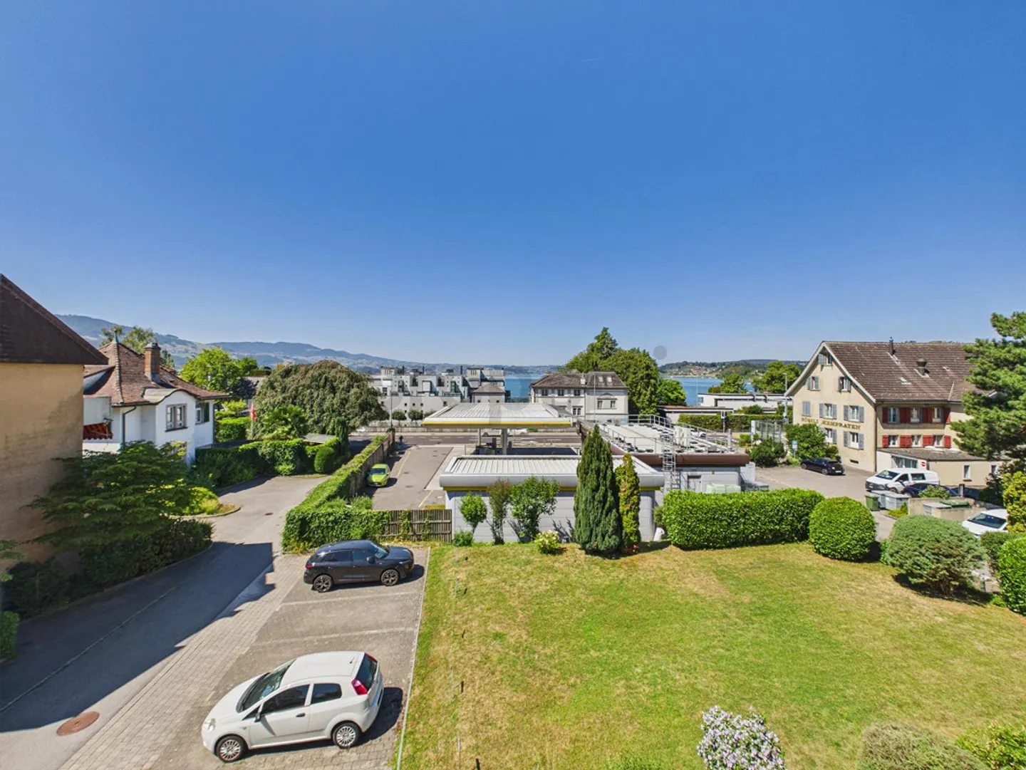 Light-filled living environment, barrier-free lift access and attractive... - Photo 13 of 14