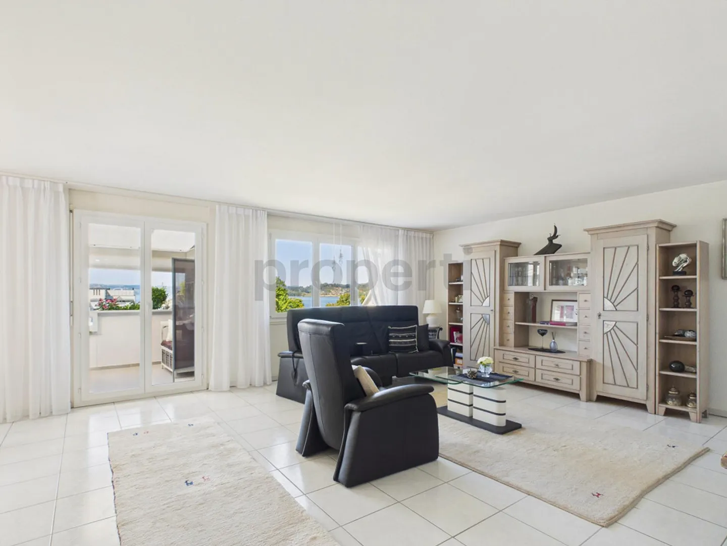 Light-filled living environment, barrier-free lift access and attractive... - Photo 4 of 14