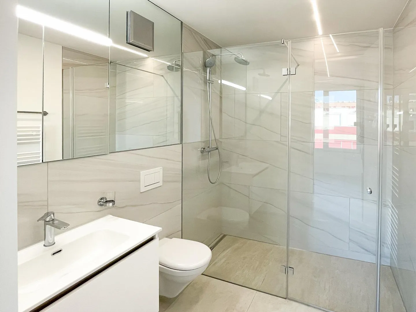 Moderne 2.5-Zimmer-Wohnung mit Balkon - Foto 4 von 7