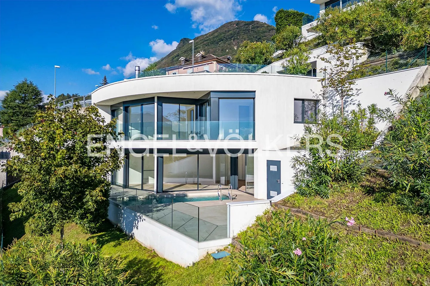 Villa soleggiata con piscina - Foto 1 di 13