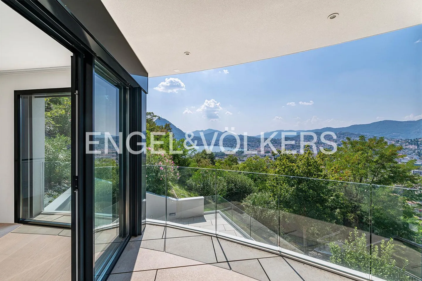 Villa soleggiata con piscina - Foto 2 di 13