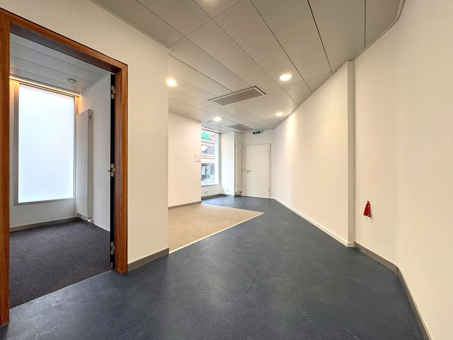 Bureau dans un bâtiment commercial idéalement situé au centre-ville de Monthey. - Photo 1 sur 7