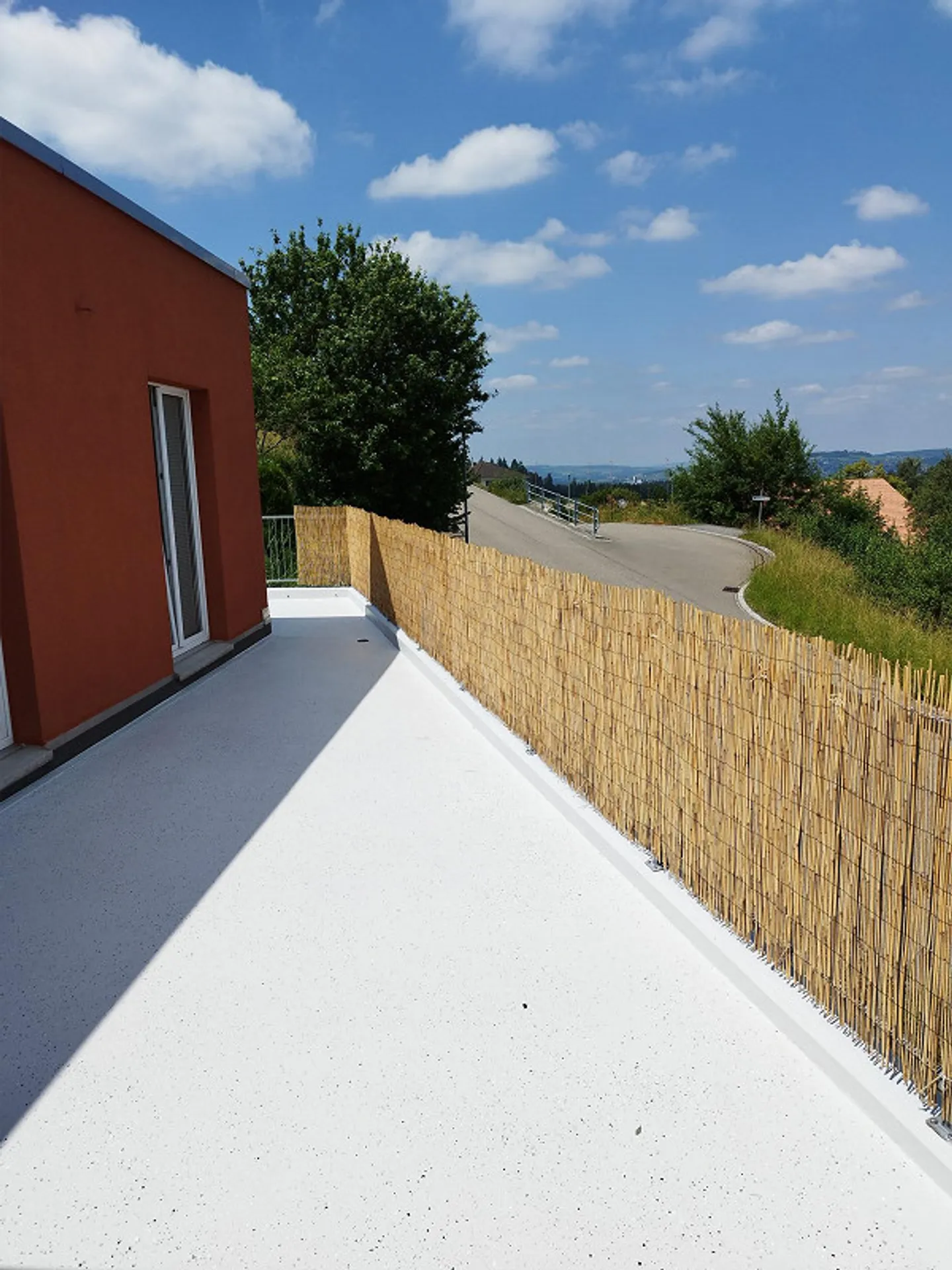 Appartement lumineux avec grand balcon et jardin - Photo 2 sur 6