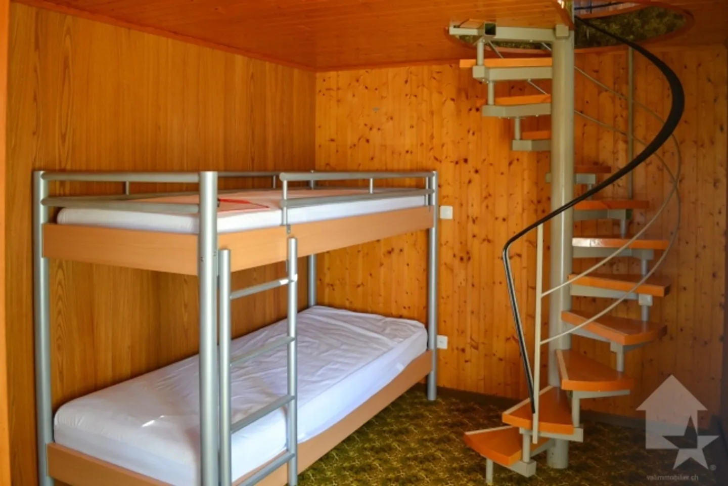 3.5-room apartment of 80 m2 on 2 floors, view of the Alps - Photo 10 of 13