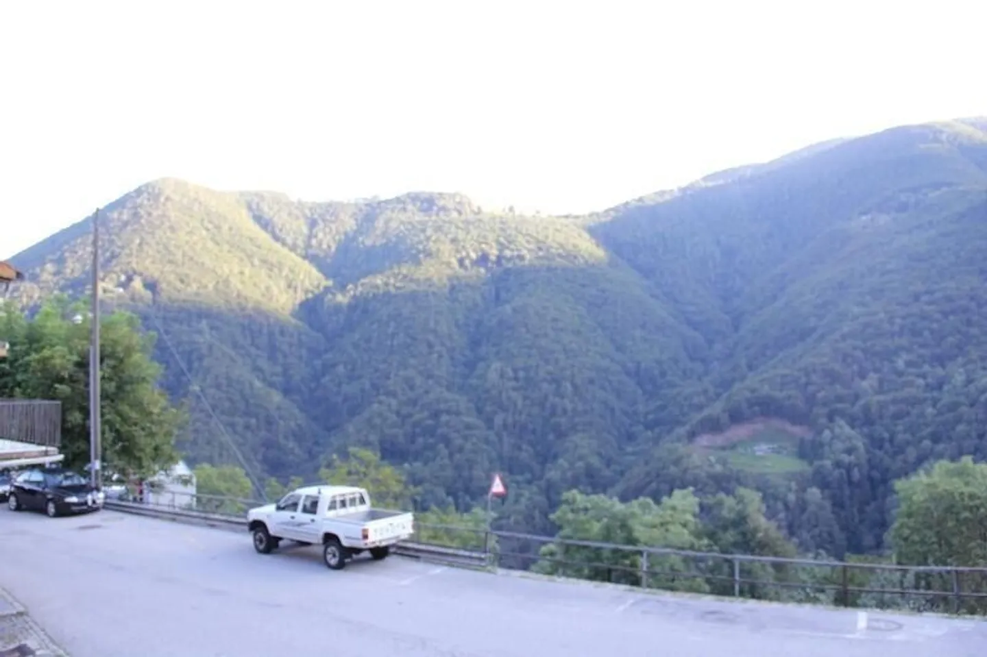 Terrain constructible dans un emplacement ensoleillé avec vue au centre du village - Photo 2 sur 5