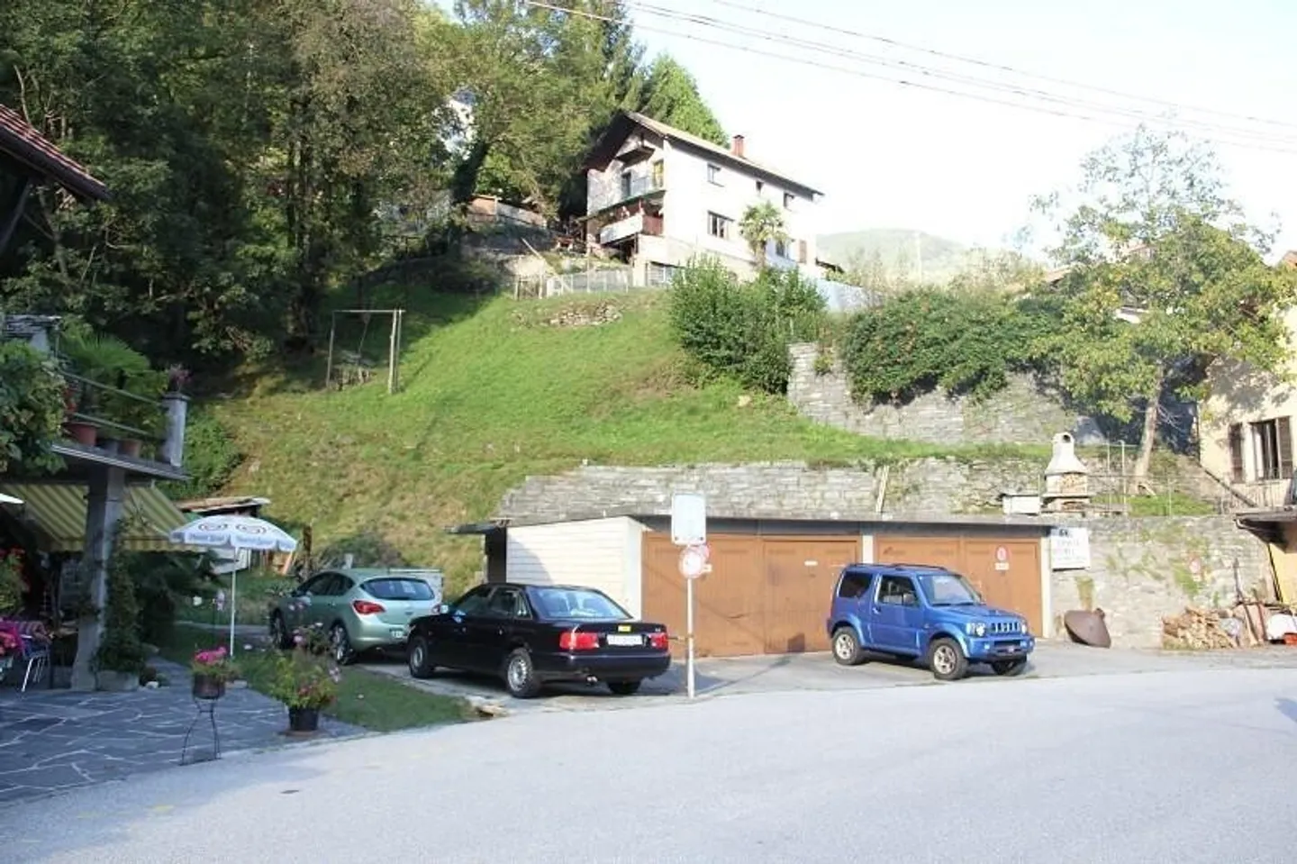 Terrain constructible dans un emplacement ensoleillé avec vue au centre du village - Photo 3 sur 5