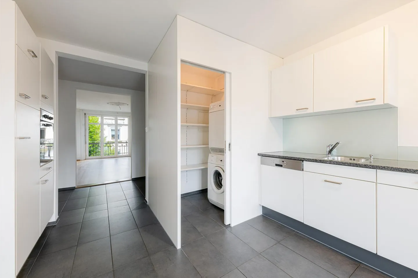 Altbauwohnung mit modernem Ausbaustand an bester Lage - Foto 2 von 10