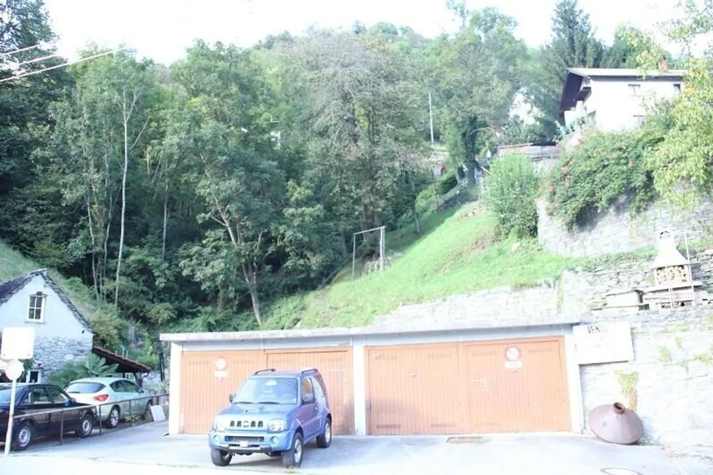 Terrain constructible dans un emplacement ensoleillé avec vue au centre du village - Photo 1 sur 5