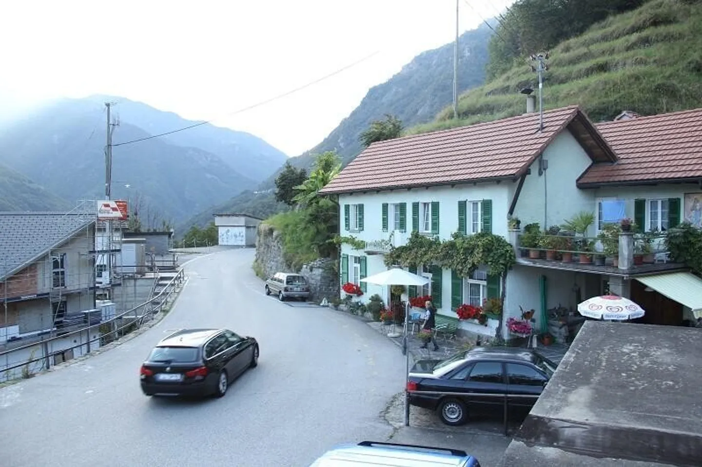 Terrain constructible dans un emplacement ensoleillé avec vue au centre du village - Photo 4 sur 5