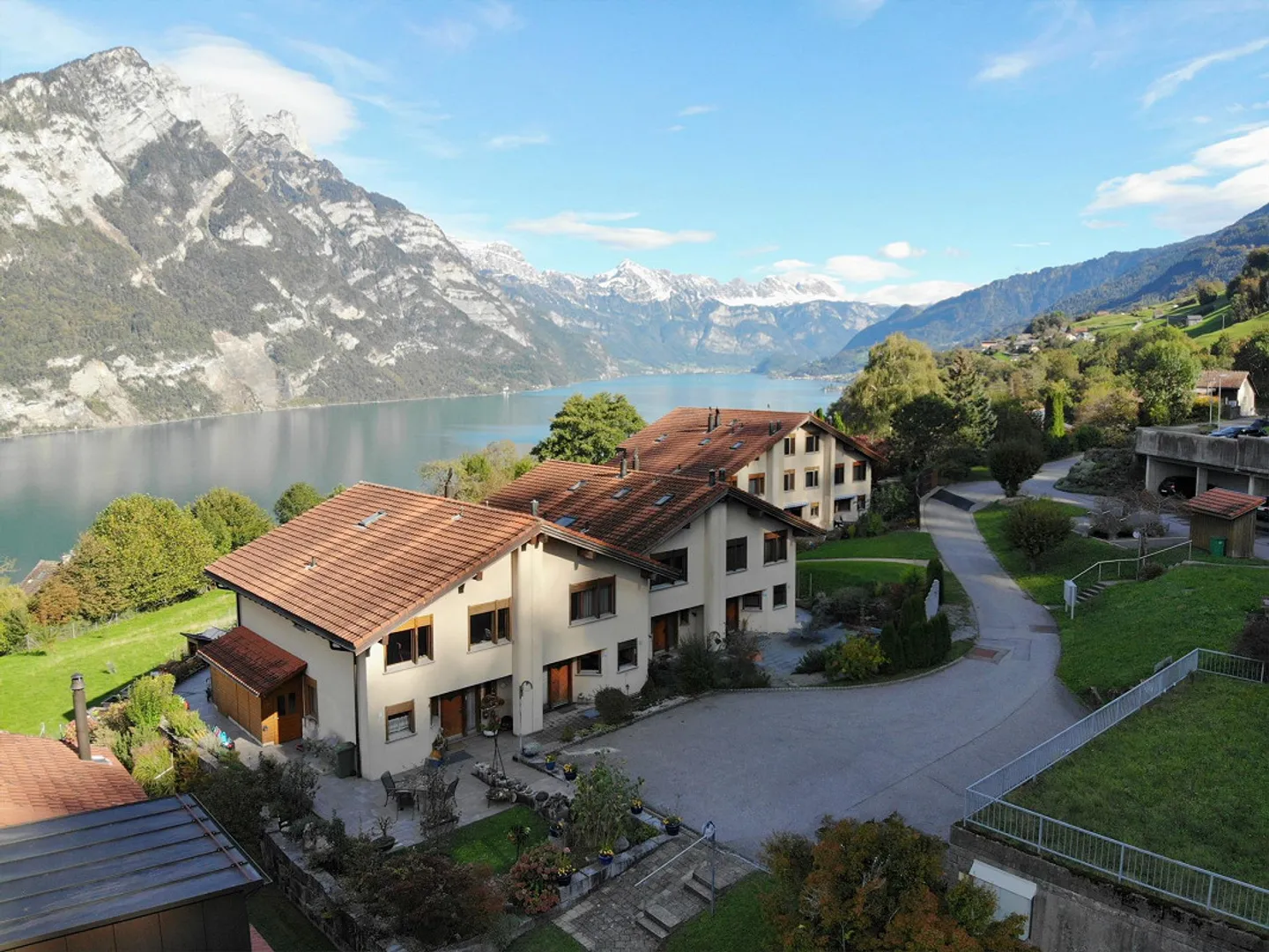 Casa a schiera di 4,5 stanze in una zona residenziale assolutamente tranquilla - Foto 1 di 14