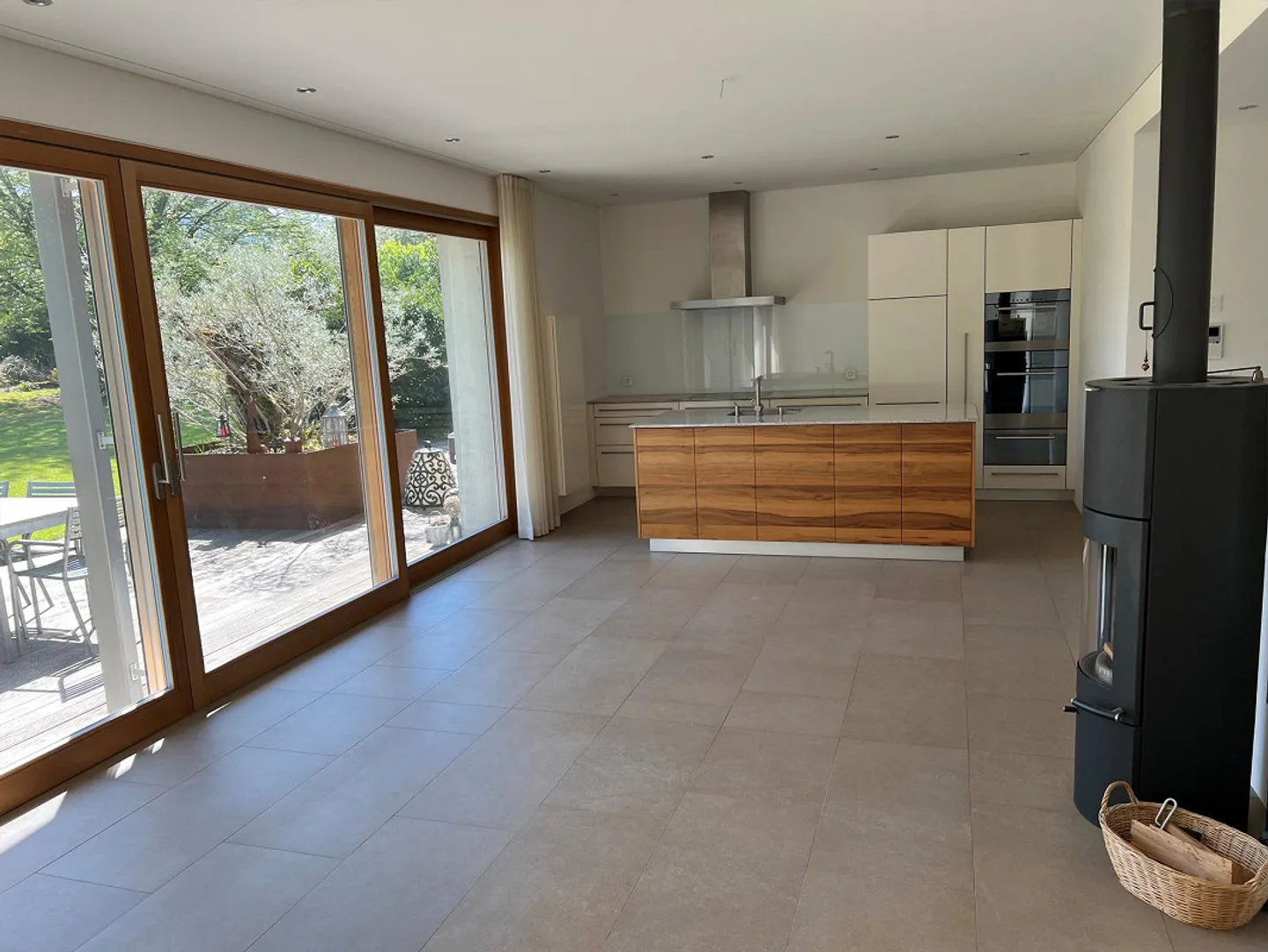 Living like in a single-family home - modern apartment near the lake with a large terrace - Photo 4 of 10