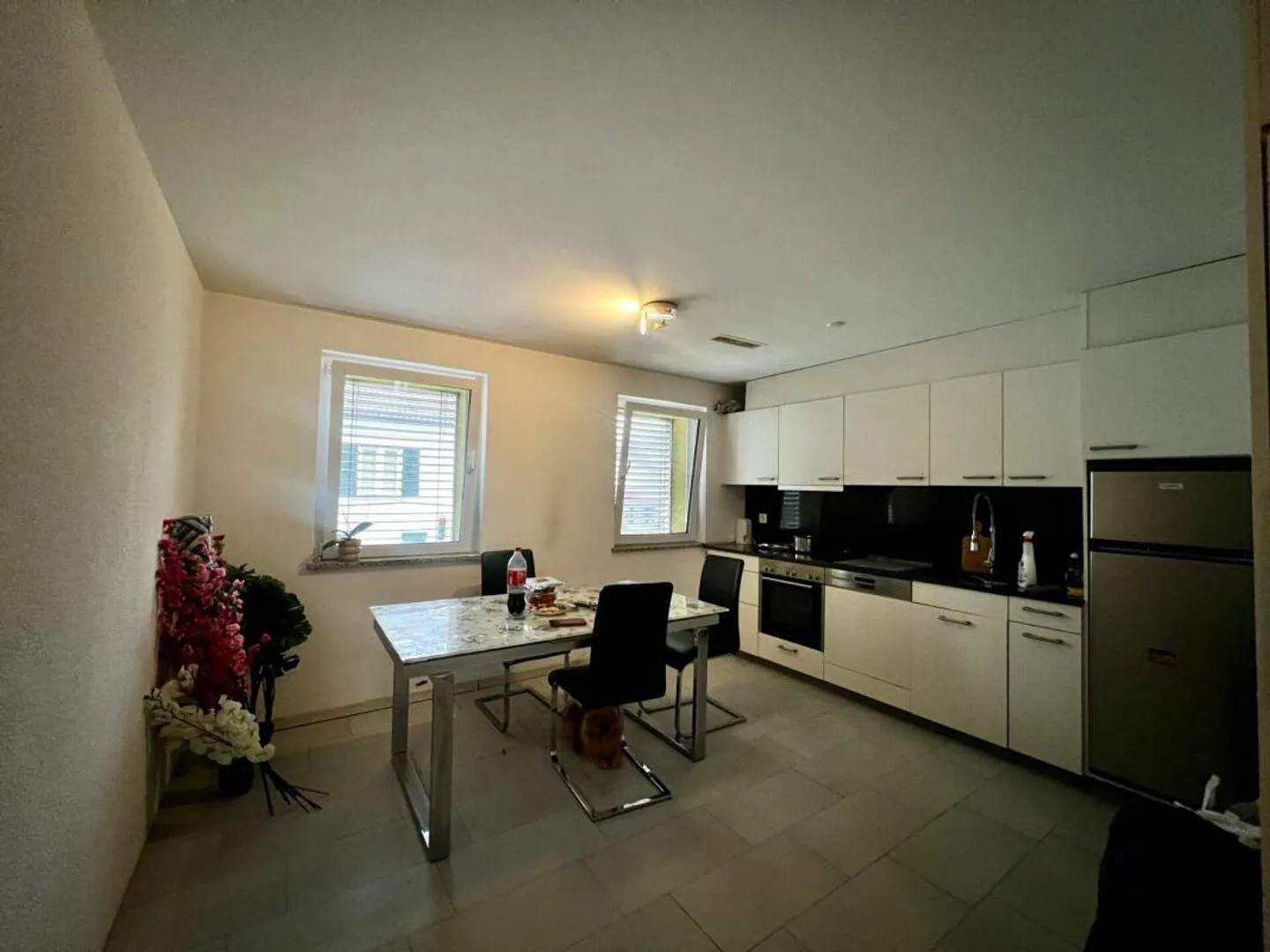 Residential and commercial property in a sought-after location - Photo 3 of 5