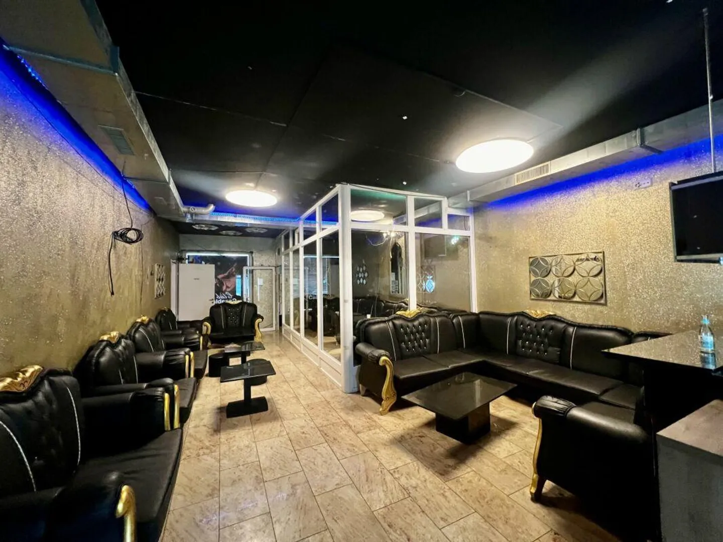 Residential and commercial property in a sought-after location - Photo 4 of 5