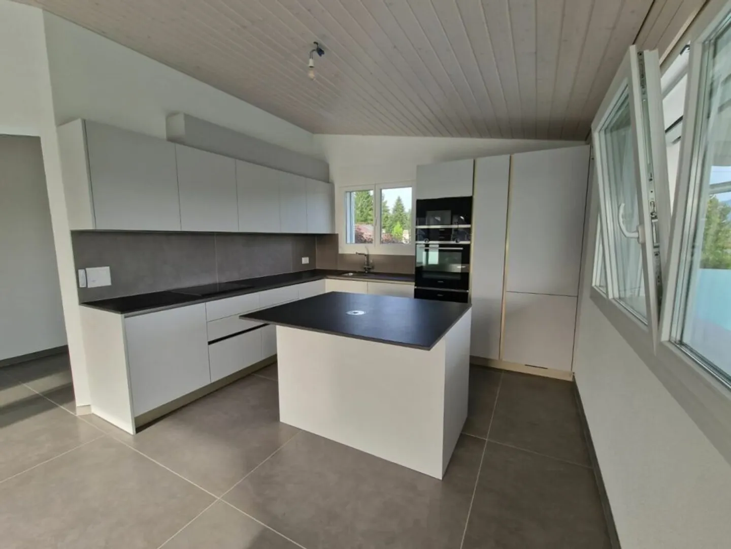 BRIGHT, HIGH-END, PENTHOUSE - Photo 5 of 10