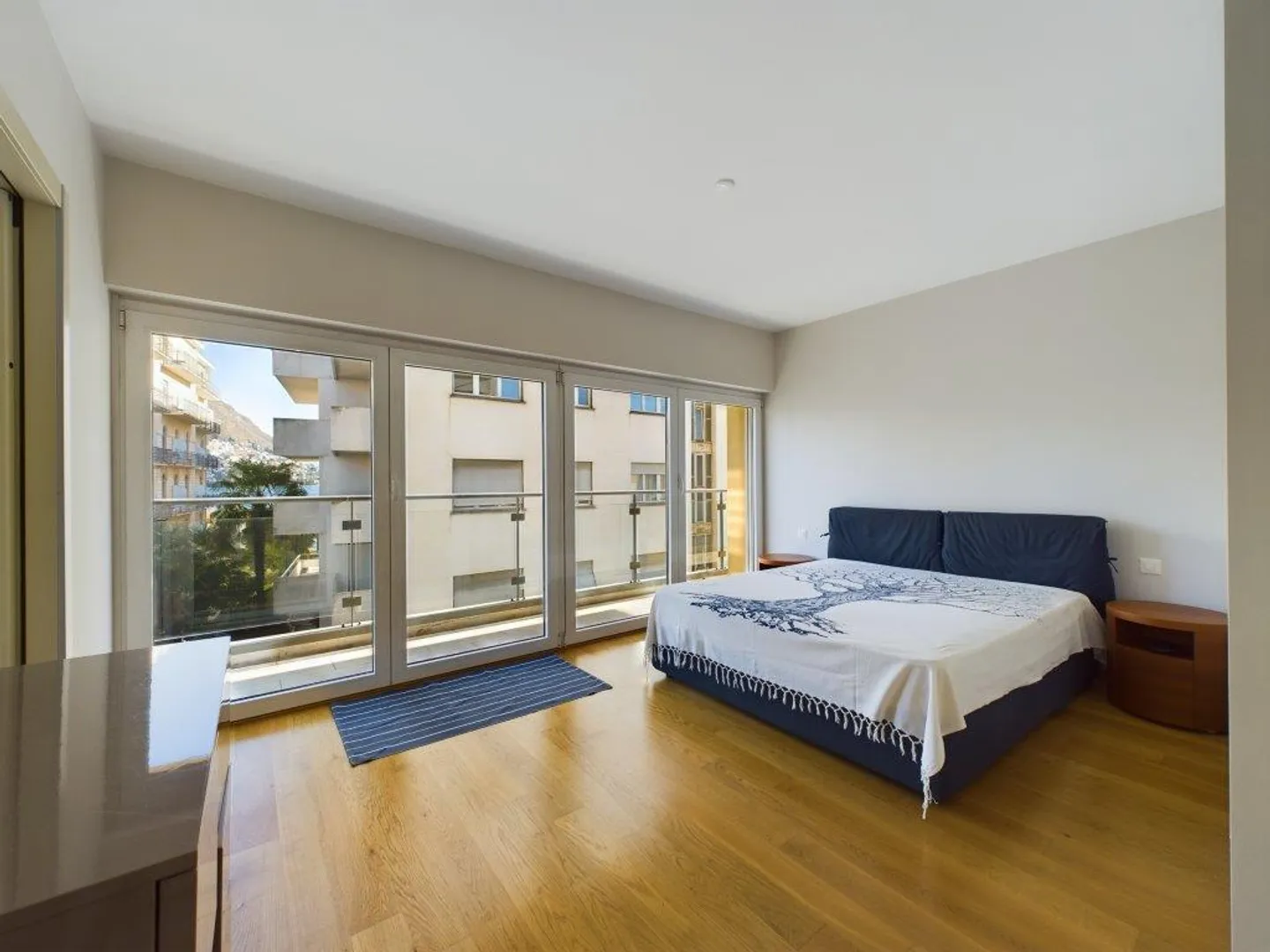 Elegante 3,5-Zimmer-Wohnung mit Garage in Lugano - Foto 2 von 6