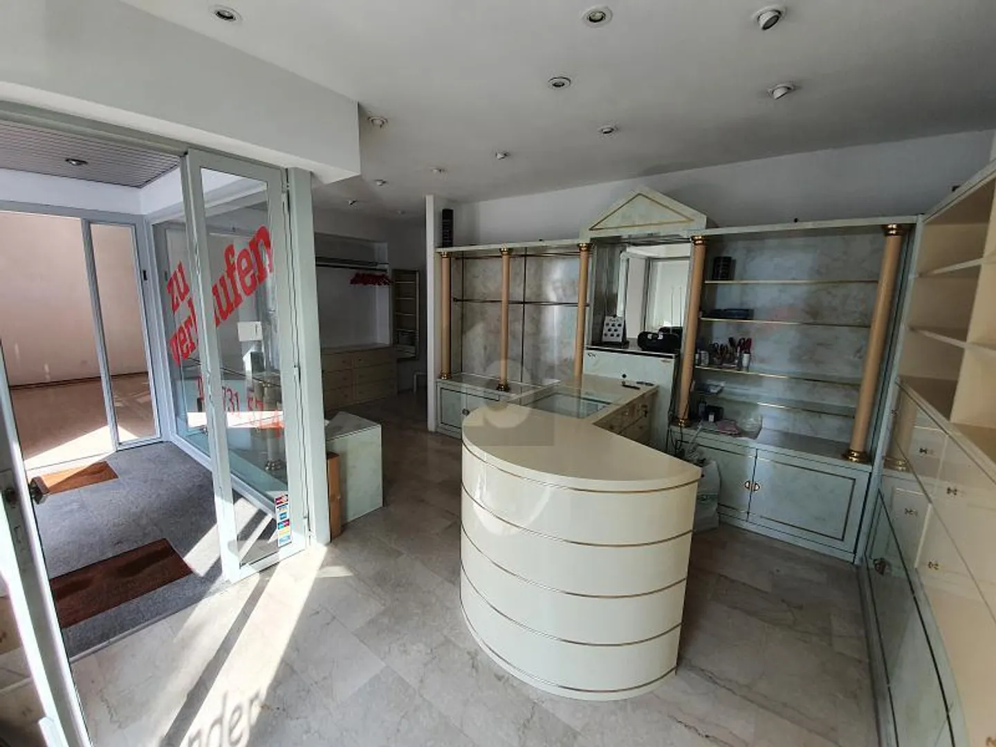 BUSINESS IN STRATEGIC LOCATION IN MORCOTE - Photo 2 of 5