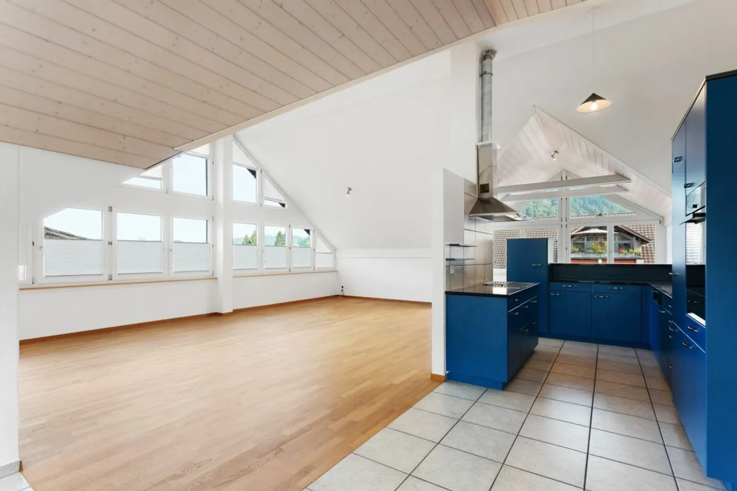 Grosszügige 5 ½-Zi.-Maisonettewohnung mit gemütlicher Loggia und Blick ins Grüne! - Photo 1 of 13