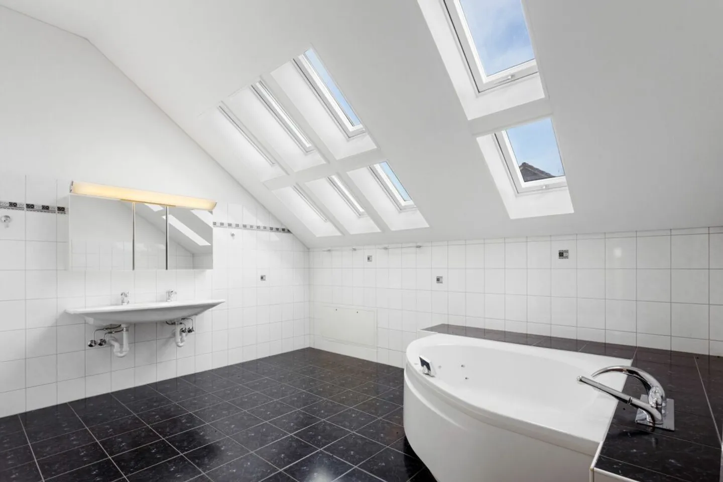 Grosszügige 5 ½-Zi.-Maisonettewohnung mit gemütlicher Loggia und Blick ins Grüne! - Photo 2 of 13