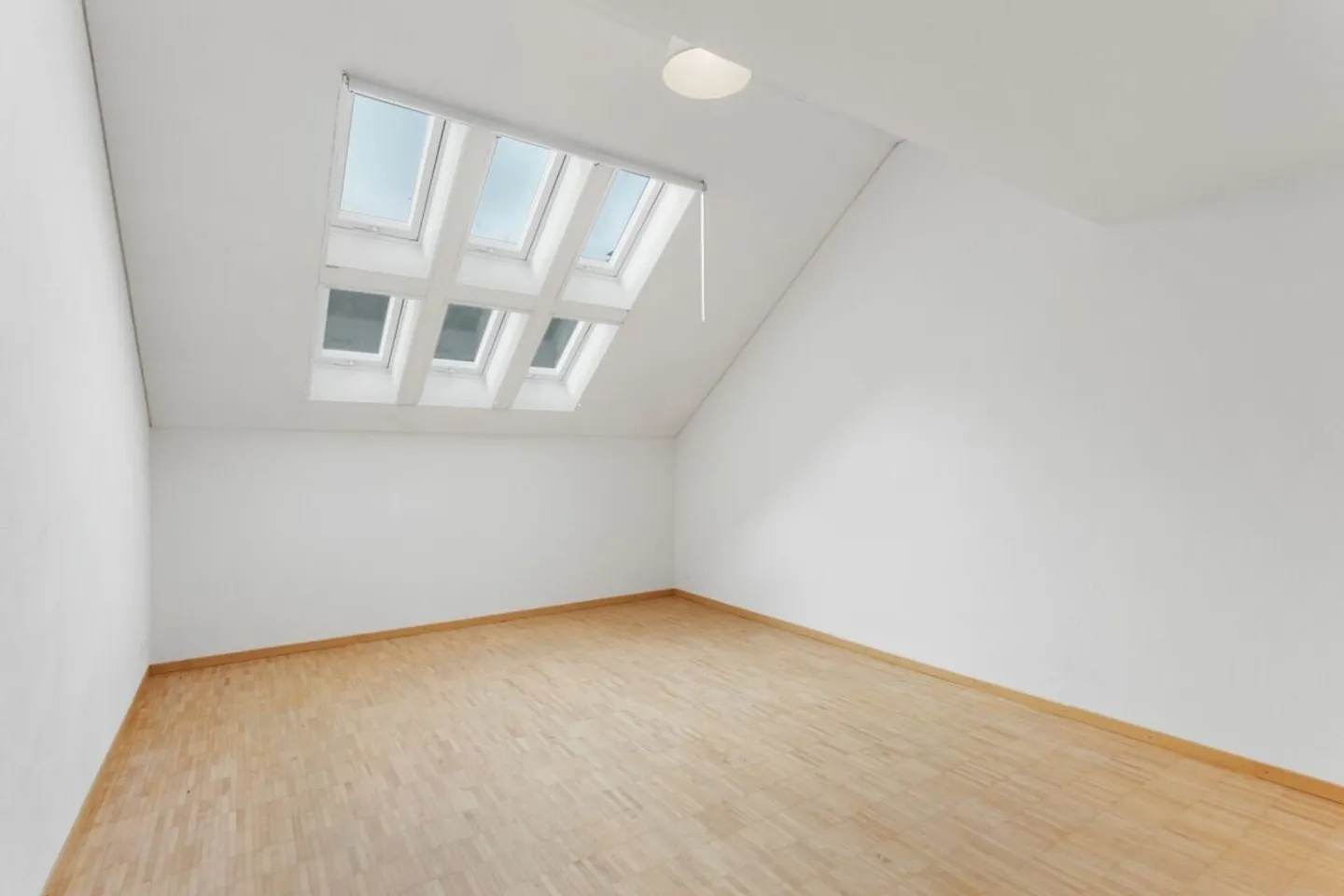 Grosszügige 5 ½-Zi.-Maisonettewohnung mit gemütlicher Loggia und Blick ins Grüne! - Photo 4 of 13