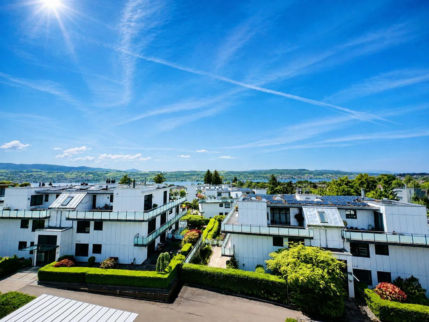 Panorama puro: elegante attico con vista sul lago e sulle montagne - Foto 1 di 9