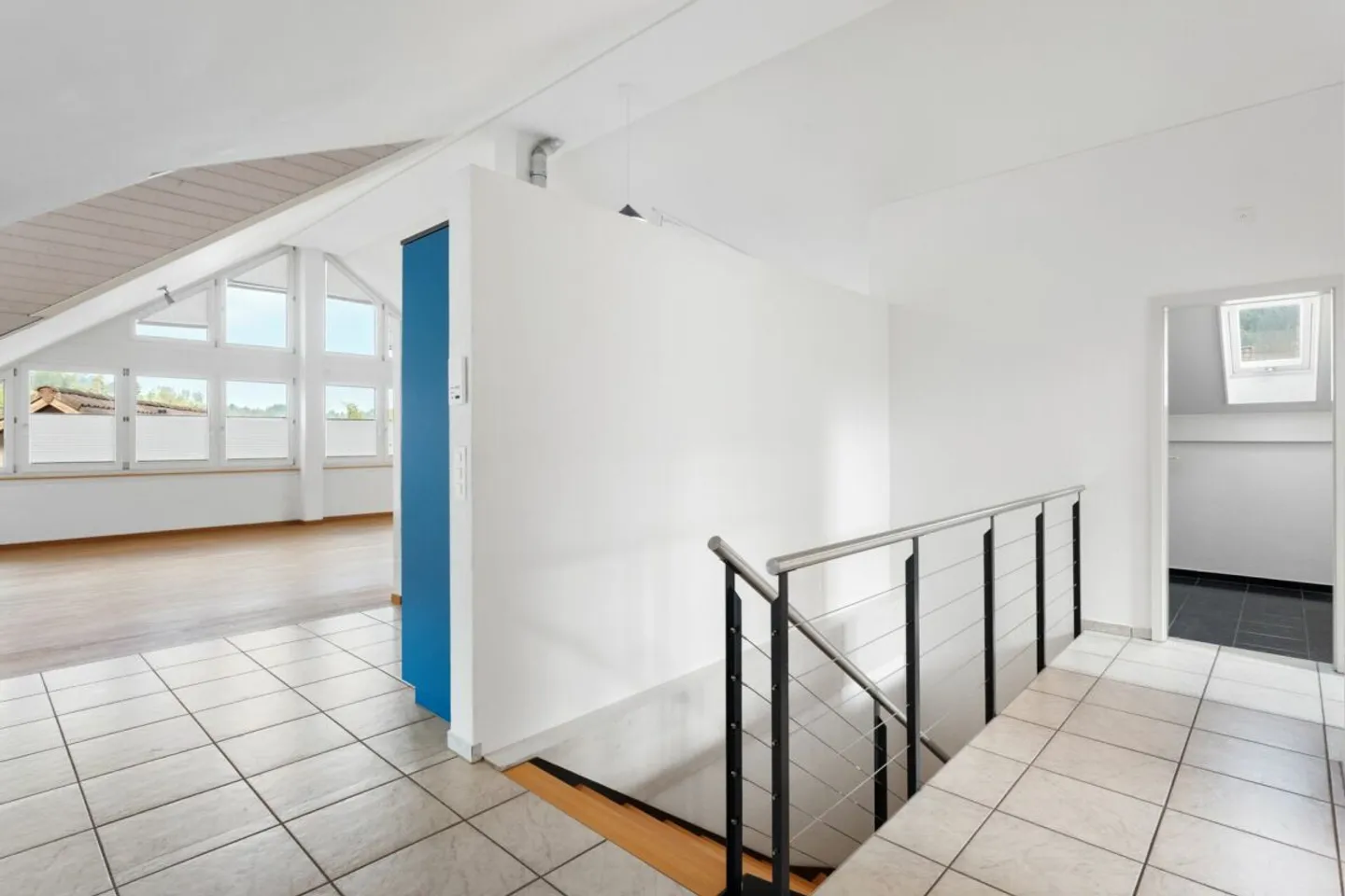 Grosszügige 5 ½-Zi.-Maisonettewohnung mit gemütlicher Loggia und Blick ins Grüne! - Photo 6 of 13