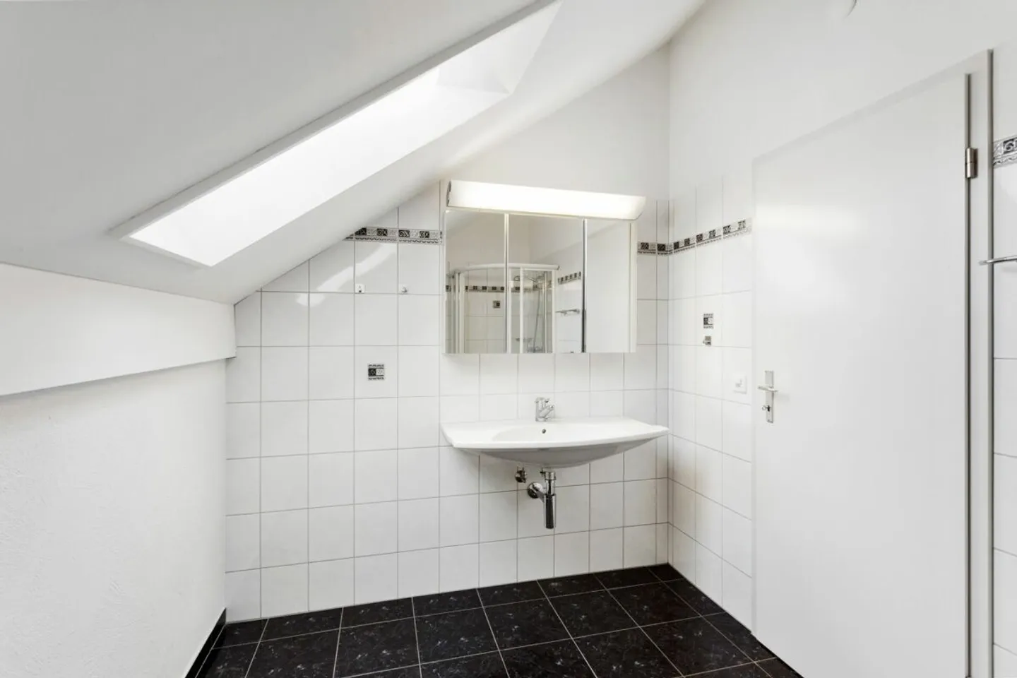 Grosszügige 5 ½-Zi.-Maisonettewohnung mit gemütlicher Loggia und Blick ins Grüne! - Photo 7 of 13