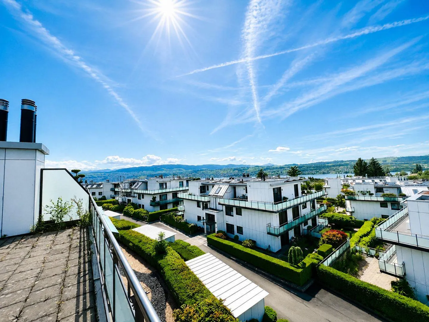 Panorama puro: elegante attico con vista sul lago e sulle montagne - Foto 2 di 9