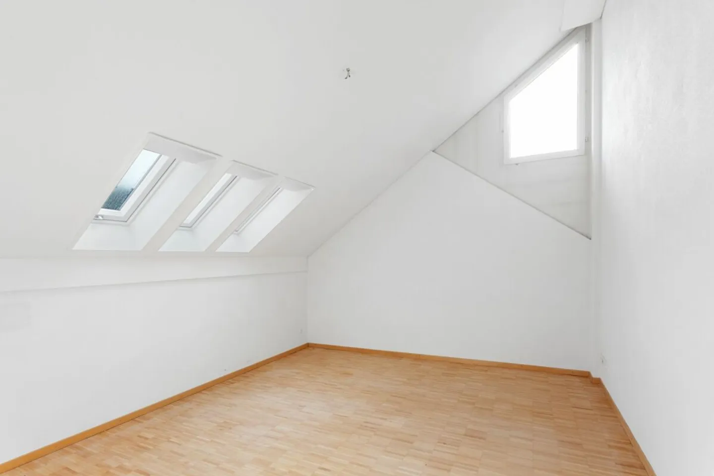 Grosszügige 5 ½-Zi.-Maisonettewohnung mit gemütlicher Loggia und Blick ins Grüne! - Photo 8 of 13