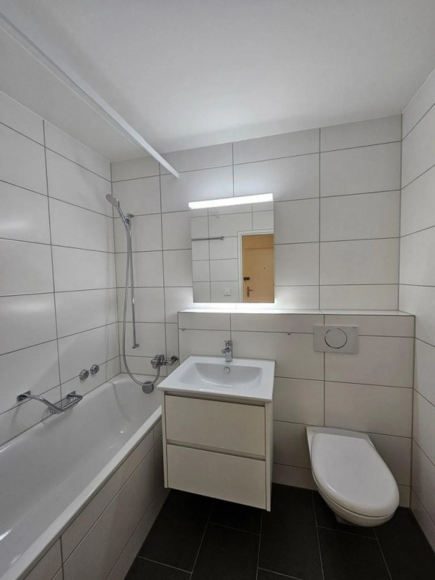 Renovated Apartment in the Heart of Zurich-Affoltern - Photo 3 of 9