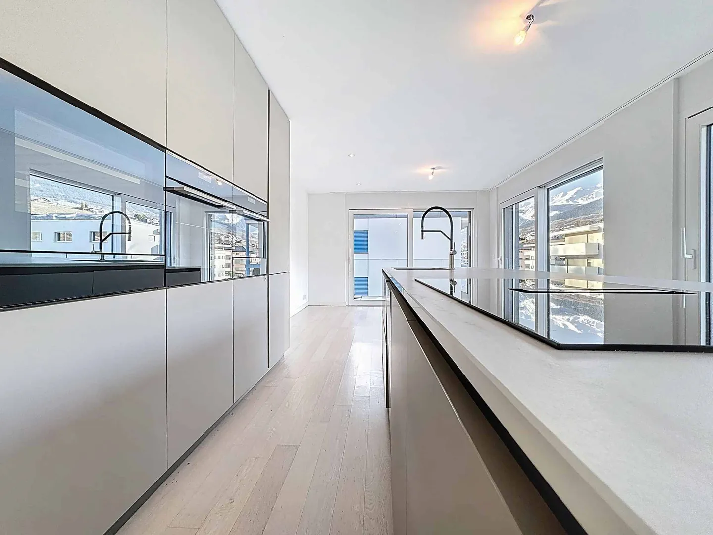 Appartement quatre pièces avec vue sur la montagne et beaucoup de lumière - Photo 2 sur 13